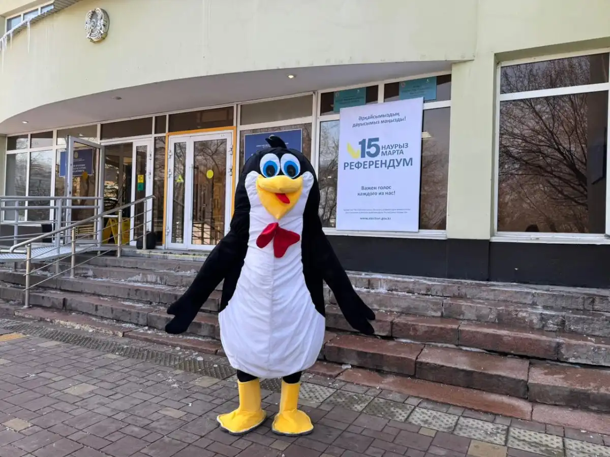 «Пингвин» на референдуме: необычный избиратель появился на участке в Алматы