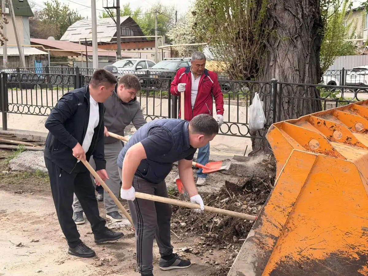 Алматы становится чище: более 25 кубометров мусора вывезено за один субботник