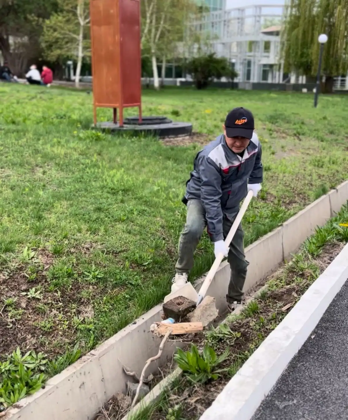 Бизнес за чистый город: СЭЗ ПИТ Алатау вышли на субботник в Алматы