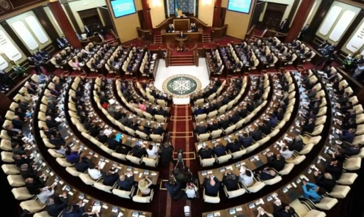 Парламент принял в первом чтении законопроект о Курултае и статусе его депутатов