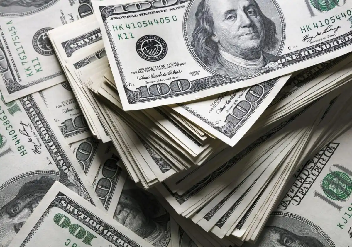 На бирже доллар продается ниже отметки 488 тенге