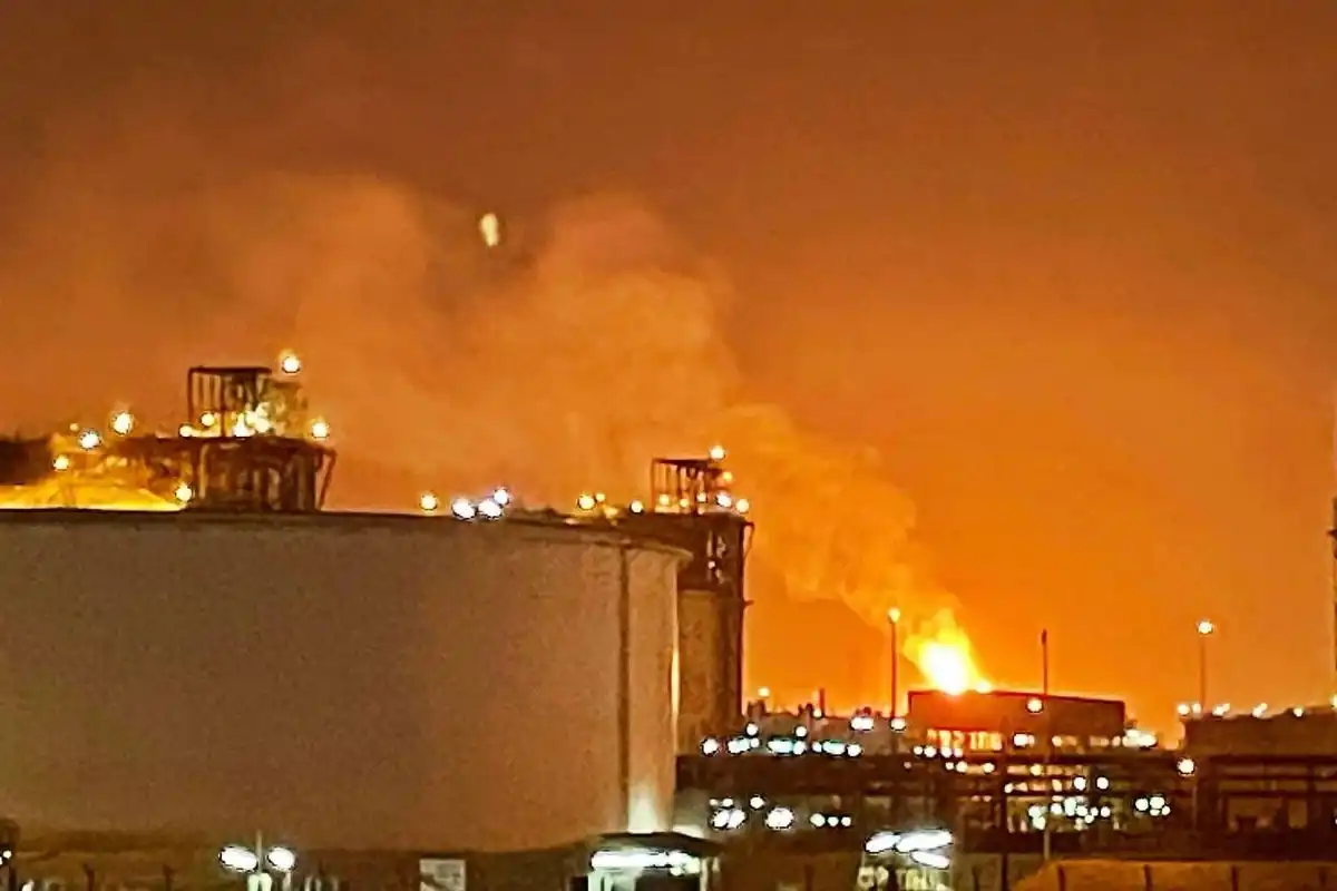 При взрыве на газоперерабатывающем заводе в Катаре погибли 13 человек