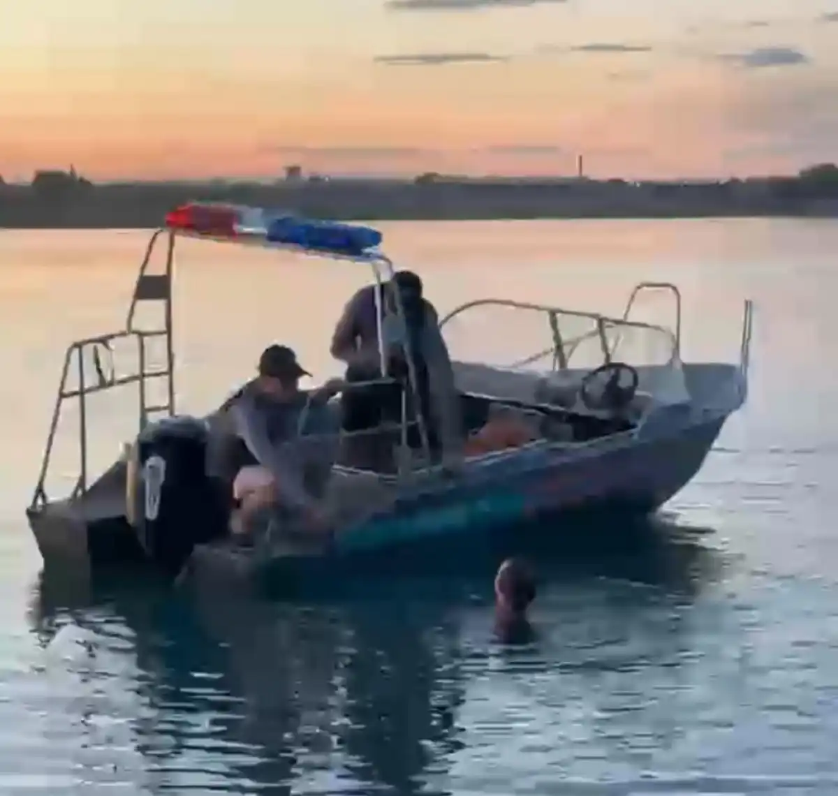 Не рассчитал силы: на Федоровском водохранилище в Караганде спасли мужчину