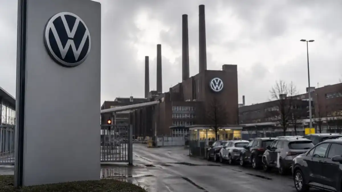 Volkswagen готовится сократить 100 тысяч рабочих мест по всему миру — DW