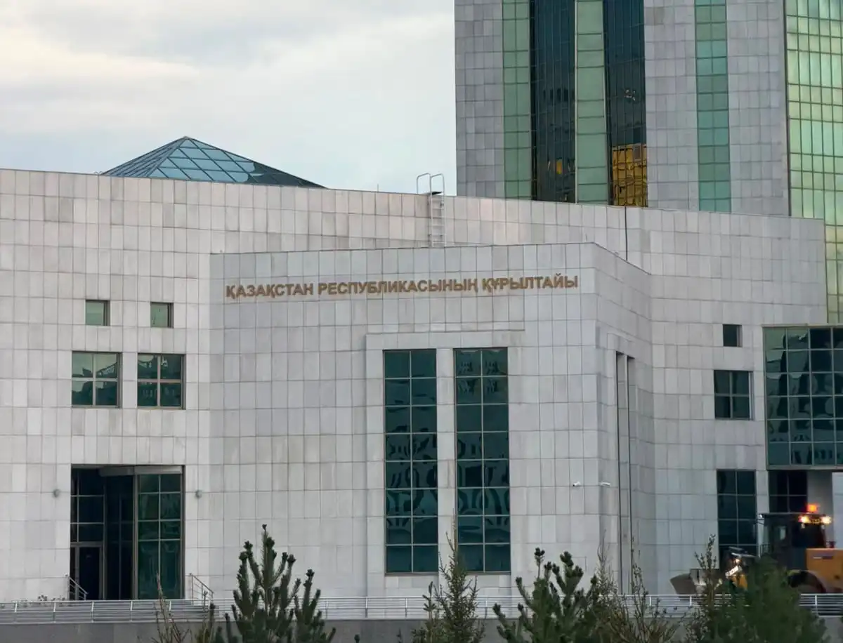 Парламент меняет название в соцсетях: страницы начали переводить на «Құрылтай»