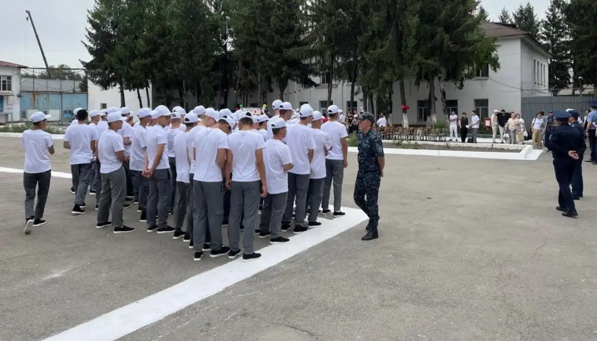 «Когда увидела сына в наручниках, я была в шоке»: один день в колонии для несовершеннолетних