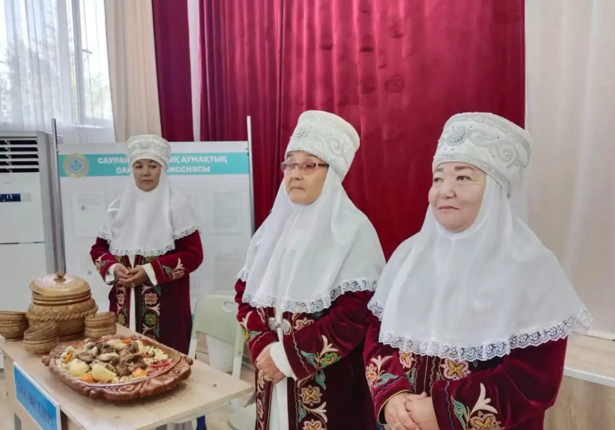 В Сауранe избирателей встретили баурсаками и кумысом