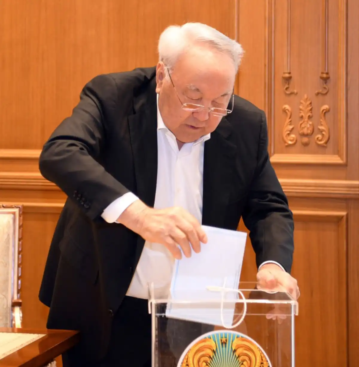 Нурсултан Назарбаев проголосовал на выборах депутатов Курултая на дому