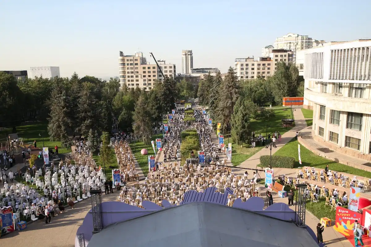 Тысяча юных художников Алматы установили национальный рекорд