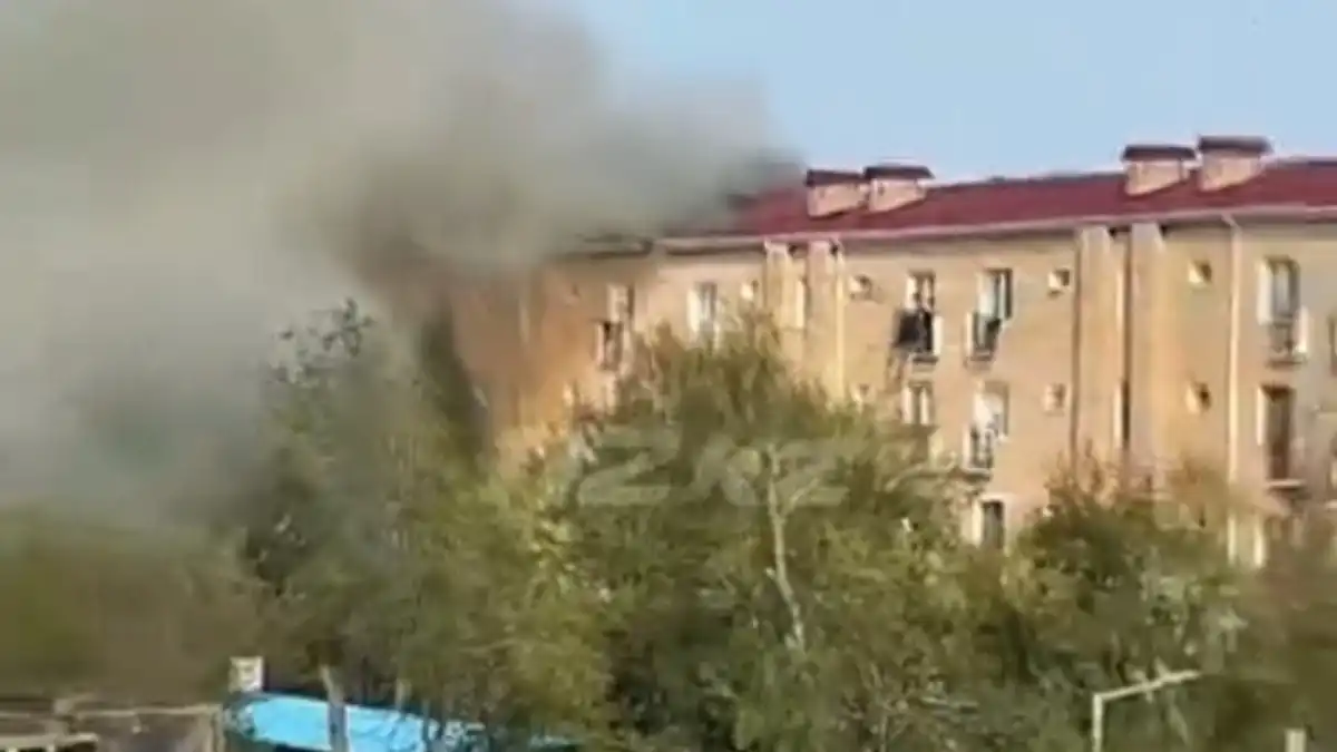 В Қонаеве горит крыша пятиэтажного жилого дома