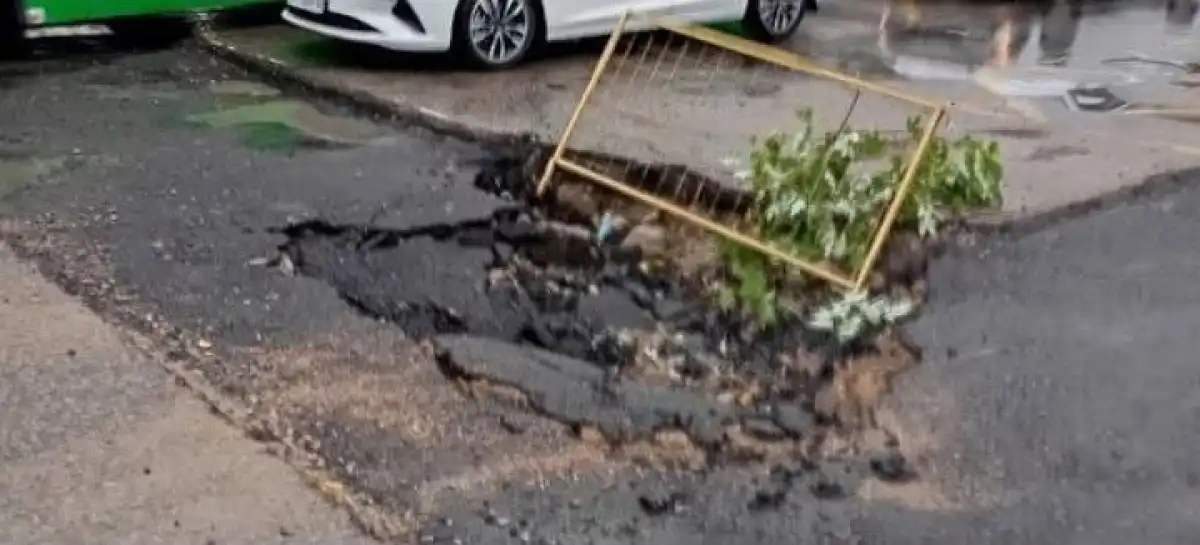 После дождя в Алматы просел асфальт