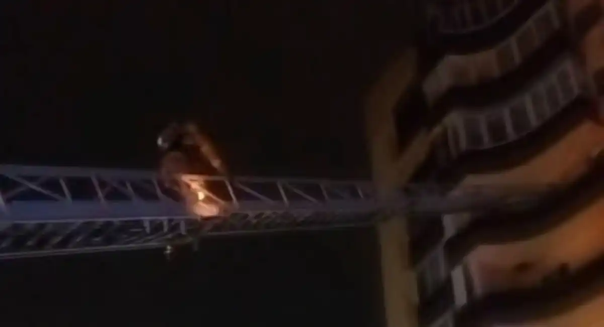 В Щучинске загорелся мусор в шахте лифта