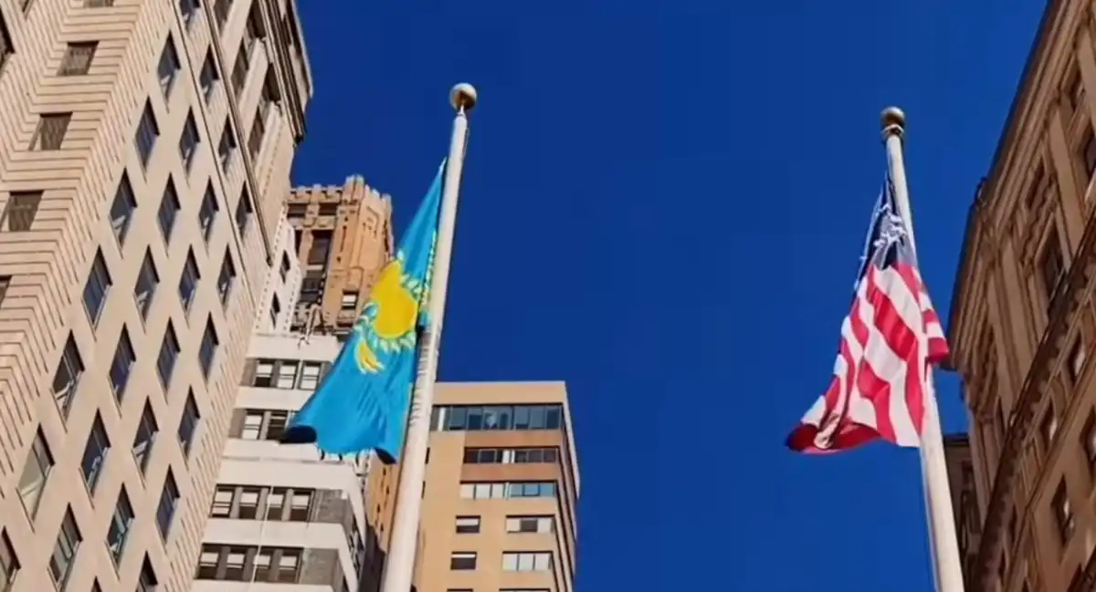 Флаг Казахстана подняли в центре Нью-Йорка ко Дню Республики