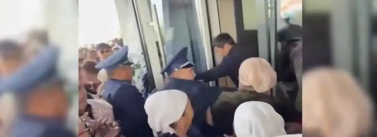 Открытие вокзала в Мангистау обернулось давкой